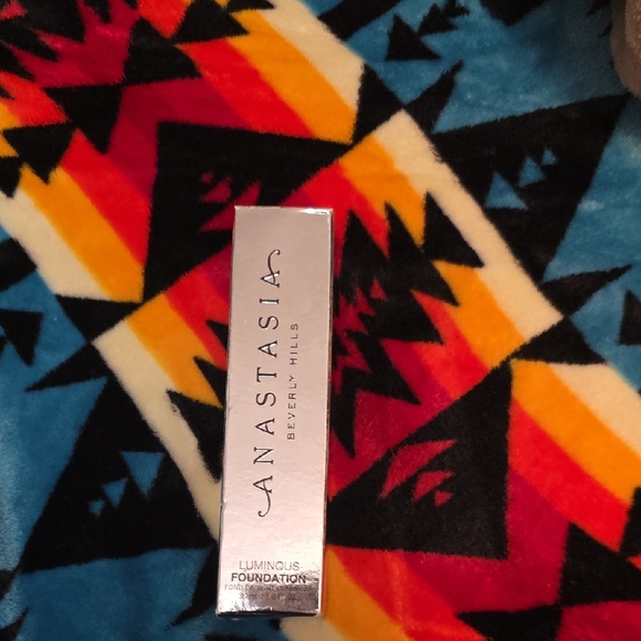 Anastasia Beverly Hills Other - Anastasia Beverly Hills Luminous Foundation in Silver Box
